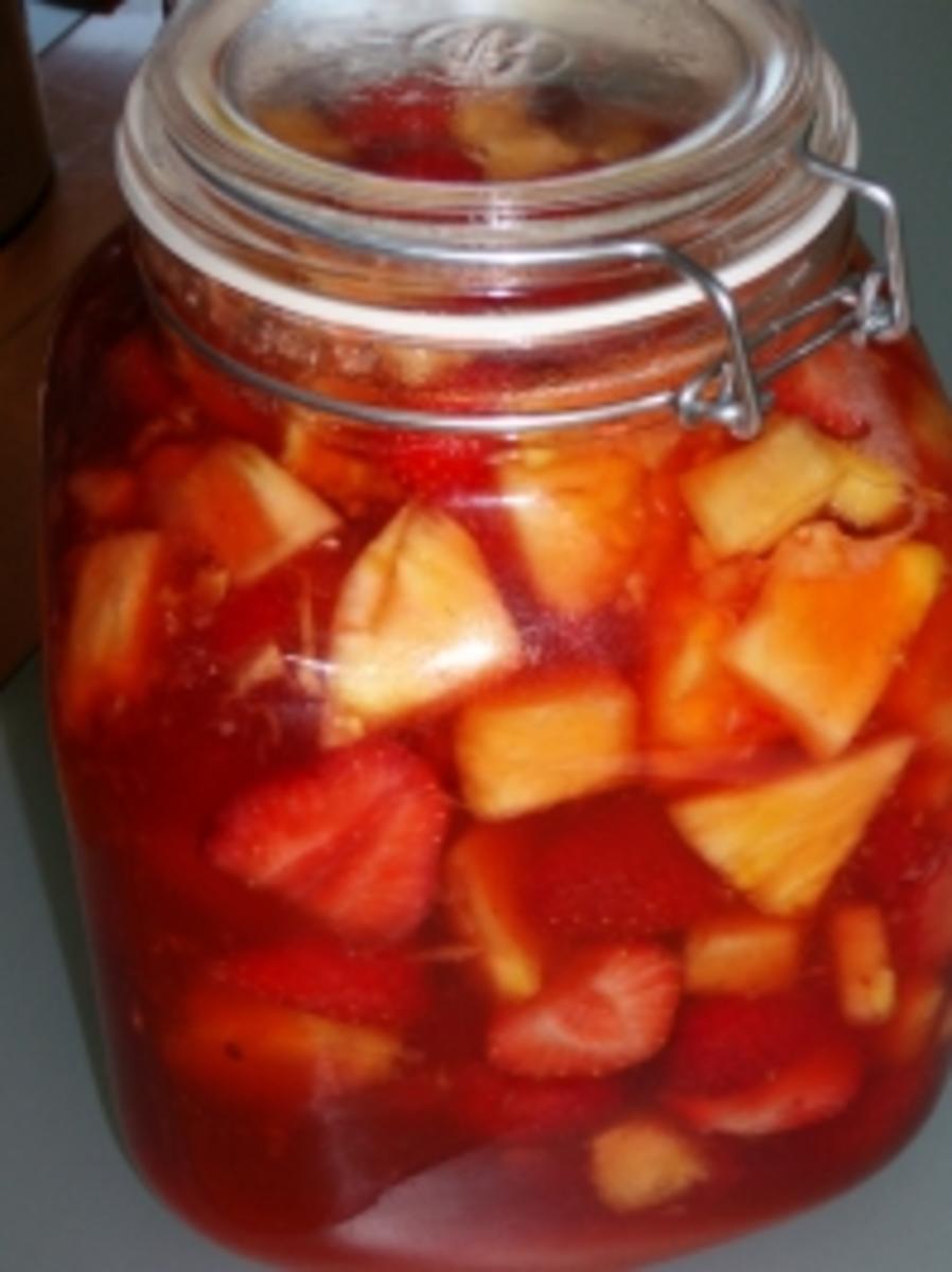 Erdbeer-Ananas-Rumtopf - Rezept