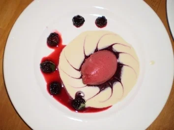 Brombeereis auf Soßenspiegel - Rezept - Bild Nr. 2