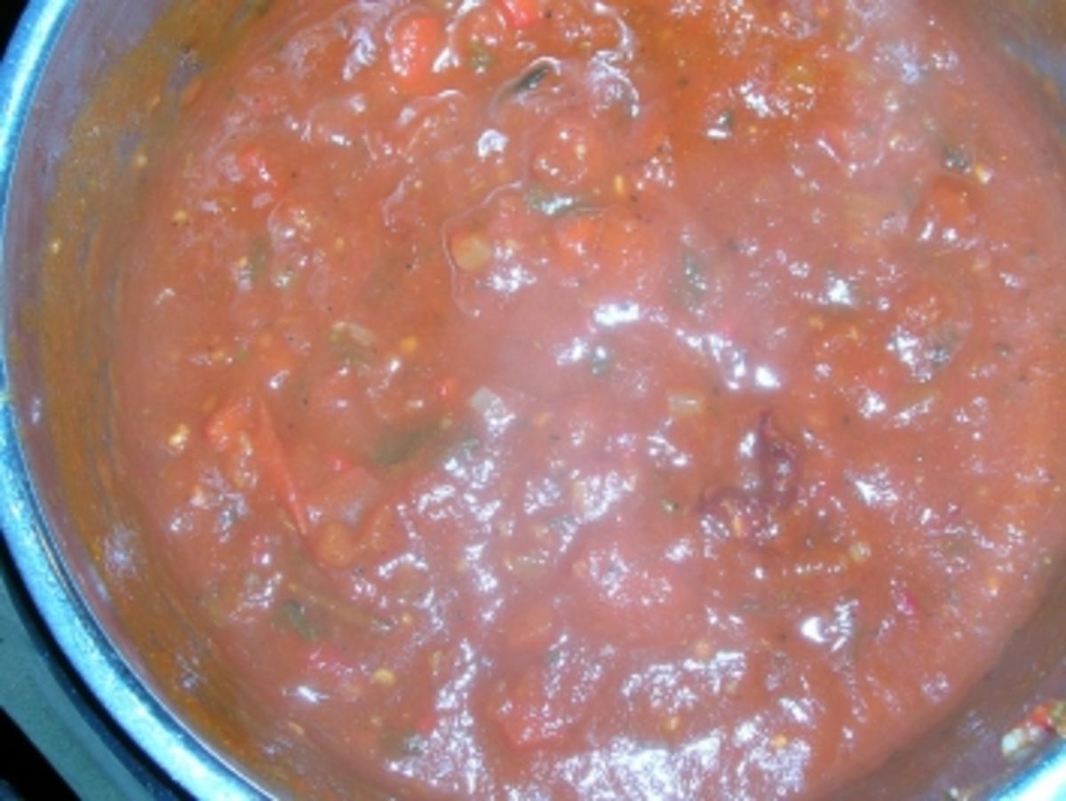 Kalamaris (Tuben) gefüllt mit abgewandelter Salsa Etrusca, Gemüsereis und Tomatensugo - Rezept - Bild Nr. 3