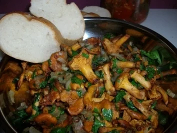 Rustikale Pfifferlingspfanne mit Baquette - Rezept