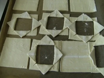 Rezept: KLEINGEBÄCK - Fruchtige Blätterteig-Teile Bild Nr. 4 KLEINGEBÄCK - Fruchtige Blätterteig-Teile - Rezept - Bild Nr. 4