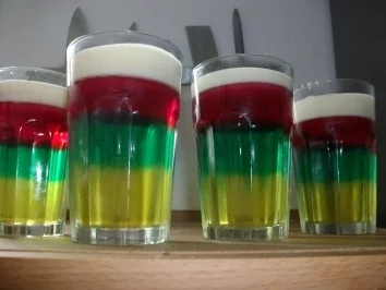 Rezept: Dreierlei Wackelpudding mit Vanillesauce Dreierlei Wackelpudding mit Vanillesauce - Rezept