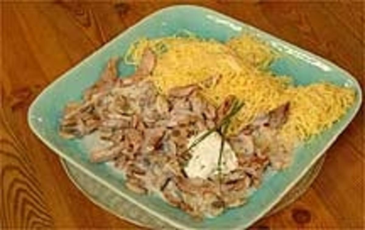 Rahmgeschnetzeltes vom Schweinefilet mit Bandnudeln und Rucola-Salat - Rezept