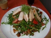 Pfifferling-Rucullarsalat mit Streifen vom Schweinerücken - Rezept