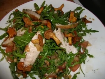 Pfifferling-Rucullarsalat mit Streifen vom Schweinerücken - Rezept - Bild Nr. 3