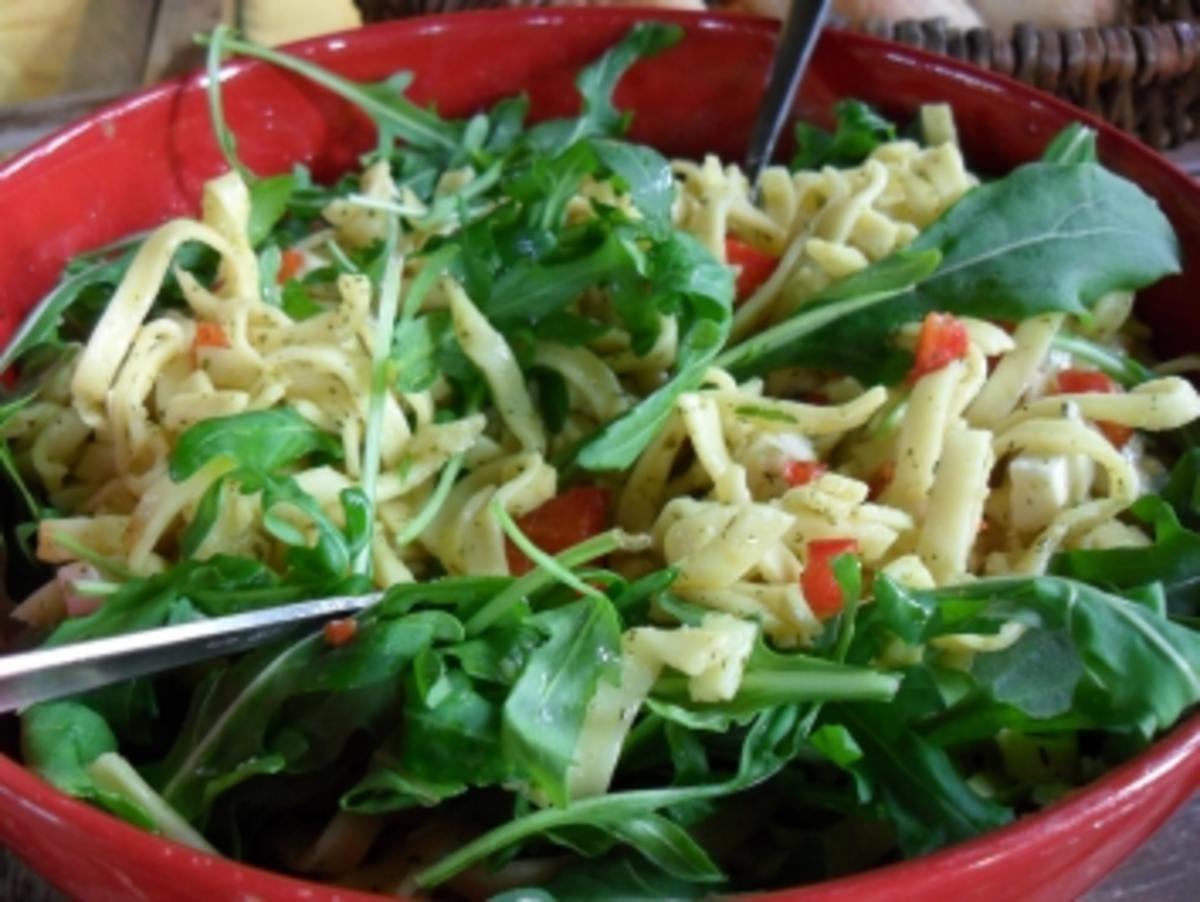 Nudelsalat mit Ruccola und Schafskäse - Rezept