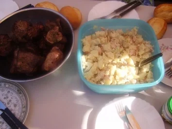 Rezept: Mutzbraten ~ Kartoffelsalat ~ Sauerkraut ~ Tzatziki ~ Tomatensalat ~ Brötchen Bild Nr. 7 Mutzbraten ~ Kartoffelsalat ~ Sauerkraut ~ Tzatziki ~ Tomatensalat ~ Brötchen - Rezept - Bild Nr. 7