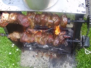 Rezept: Mutzbraten ~ Kartoffelsalat ~ Sauerkraut ~ Tzatziki ~ Tomatensalat ~ Brötchen Bild Nr. 4 Mutzbraten ~ Kartoffelsalat ~ Sauerkraut ~ Tzatziki ~ Tomatensalat ~ Brötchen - Rezept - Bild Nr. 4