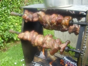 Rezept: Mutzbraten ~ Kartoffelsalat ~ Sauerkraut ~ Tzatziki ~ Tomatensalat ~ Brötchen Mutzbraten ~ Kartoffelsalat ~ Sauerkraut ~ Tzatziki ~ Tomatensalat ~ Brötchen - Rezept