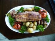 Kaninchenrollbraten mit gedämpften Tomaten, Bohnenwedel und Folienkartoffel an Champignensauce - Rezept