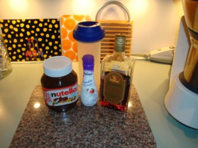 Baileys mit Sahne und Amaretto