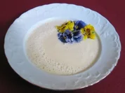 Champagner-Cremesuppe mit bunten Blüten - Rezept