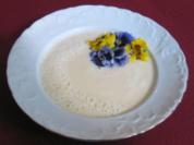 Champagner-Cremesuppe mit bunten Blüten - Rezept