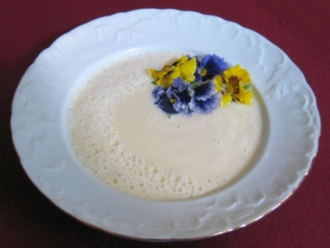 Champagner-Cremesuppe mit bunten Blüten - Rezept - kochbar.de