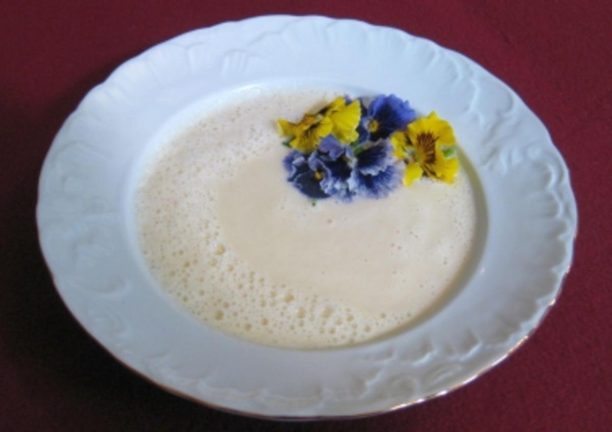 Bilder für Champagner-Cremesuppe mit bunten Blüten - Rezept