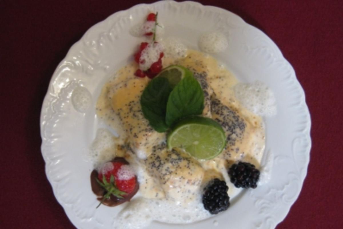 Mohnparfait mit Limettenschaum und Waldbeeren - Rezept - kochbar.de