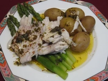 Rochen mit schwarzer Butter an Kartoffeln und grünem Spargel - Rezept