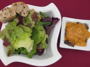 Blattsalate mit gebratenen Champignons und Olivenbrot - Rezept