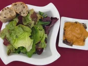 Blattsalate mit gebratenen Champignons und Olivenbrot - Rezept