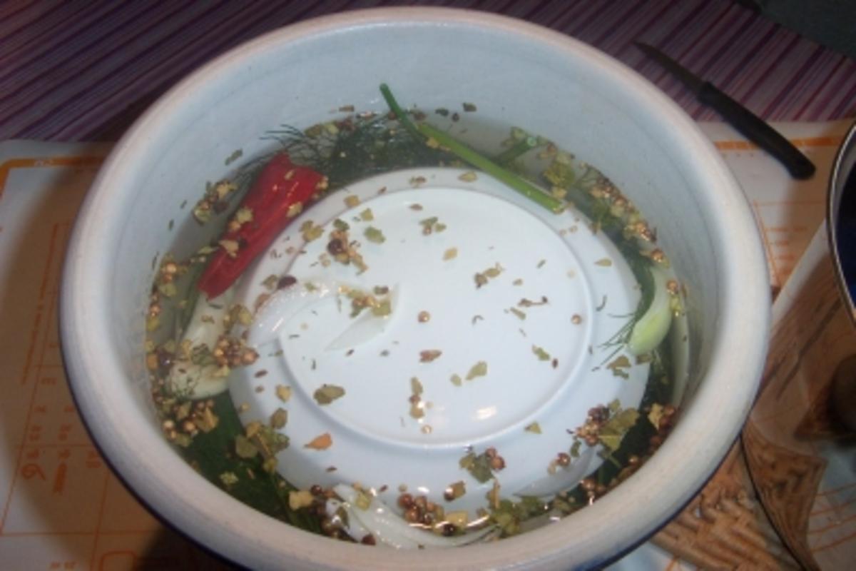 Gurken süß-sauer eingelegt - Rezept mit Bild - kochbar.de