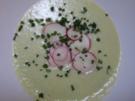 Geeiste Gurkensuppe mit Parmesan-Sesamtaler und frischem Brot - Rezept