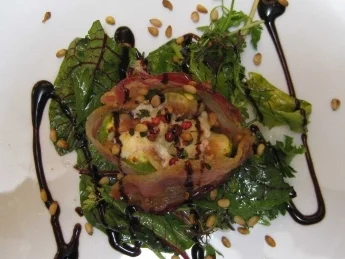 In der Feige gebackener Honig-Ziegenkäse im Pancettanest auf Wildkräutersalat - Rezept