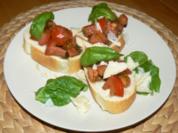 Schnelle Bruschetti mit Tomate, Basilikum und frischem Parmesan - Rezept