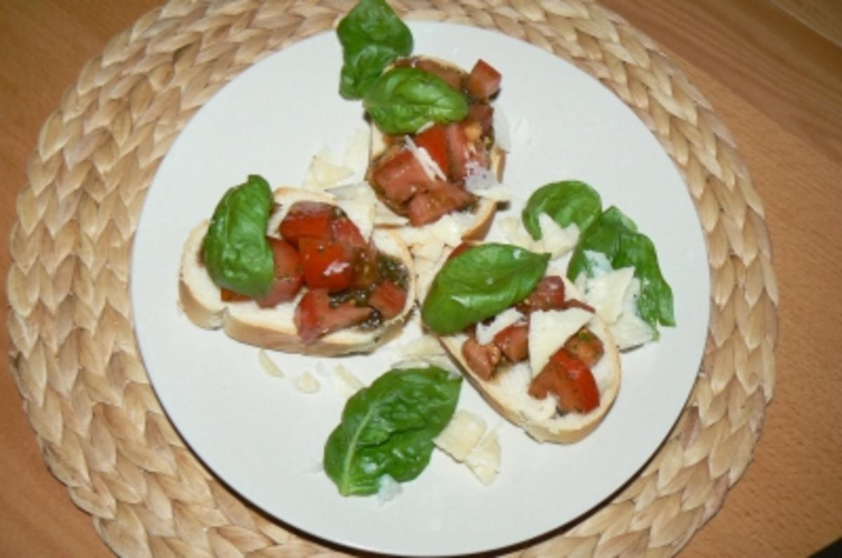 Schnelle Bruschetti mit Tomate, Basilikum und frischem Parmesan - Rezept - Bild Nr. 2