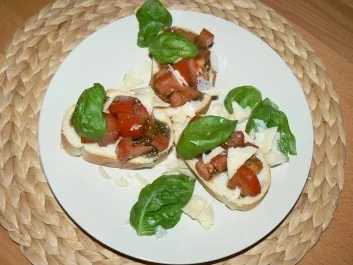 Schnelle Bruschetti mit Tomate, Basilikum und frischem Parmesan - Rezept - Bild Nr. 2
