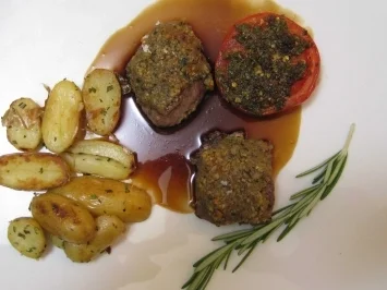 Lammlachse mit Walnusskruste in Lagreinsoße mit Kartoffeln und Grilltomate - Rezept