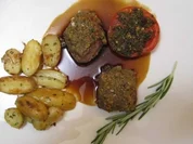 Lammlachse mit Walnusskruste in Lagreinsoße mit Kartoffeln und Grilltomate - Rezept