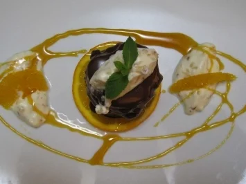 Rezept: Geschichtetes Pfannekuchentürmchen mit Nuss-Sahne und Orangen Geschichtetes Pfannekuchentürmchen mit Nuss-Sahne und Orangen - Rezept