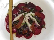 Rezept: Rote Beete Carpaccio an Bรผffelmozzarella und Kรผrbiskern-Grissini Rote Beete Carpaccio an Bรผffelmozzarella und Kรผrbiskern-Grissini - Rezept