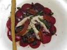Rote Beete Carpaccio an Büffelmozzarella und Kürbiskern-Grissini - Rezept