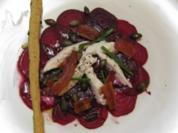 Rote Beete Carpaccio an Büffelmozzarella und Kürbiskern-Grissini - Rezept