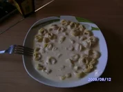 Gefüllte Tortellinis mit Käse- Sahne- Sauce - Rezept