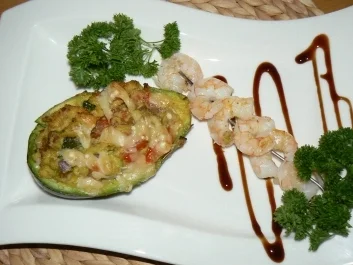 überbackene Avocado mit Garnelenspieß - Rezept