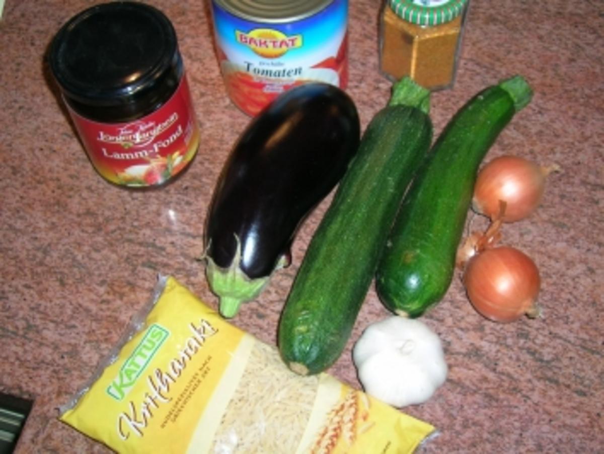 Kritharaki mit Gemüse und Lammfleisch (griechische Nudelspezialität mit ...
