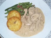 Rahmgeschnetzeltes mit Speckbohnen und Kartoffelrösti - Rezept
