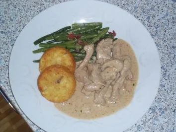 Rezept: Rahmgeschnetzeltes mit Speckbohnen und Kartoffelrösti Bild Nr. 4 Rahmgeschnetzeltes mit Speckbohnen und Kartoffelrösti - Rezept - Bild Nr. 4