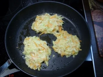 Rezept: Zucchinipuffer Bild Nr. 2 Zucchinipuffer - Rezept - Bild Nr. 2