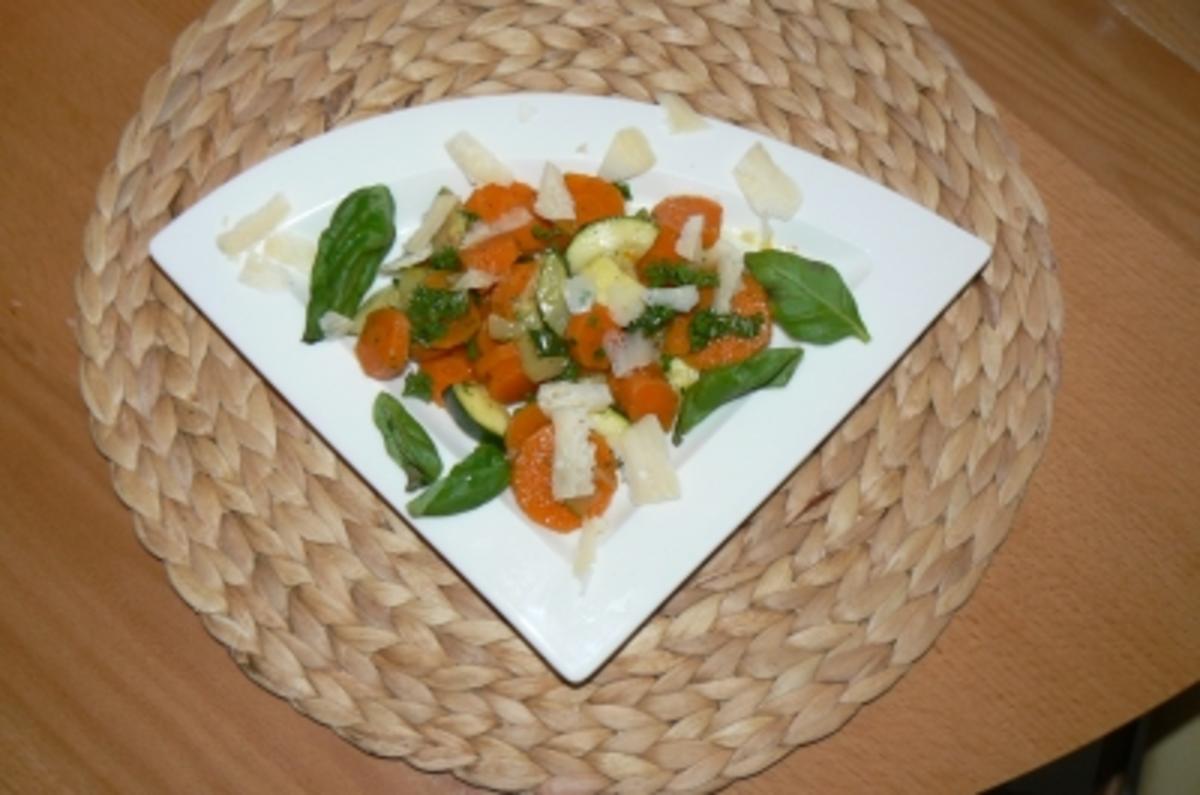 Zucchini-Möhren Salat - Rezept