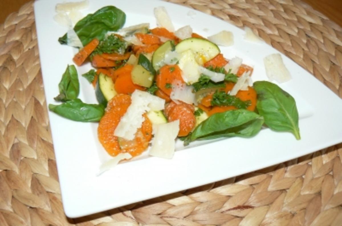 Zucchini-Möhren Salat - Rezept - Bild Nr. 2