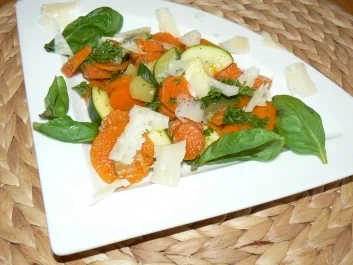 Rezept: Zucchini-Möhren Salat Bild Nr. 2 Zucchini-Möhren Salat - Rezept - Bild Nr. 2