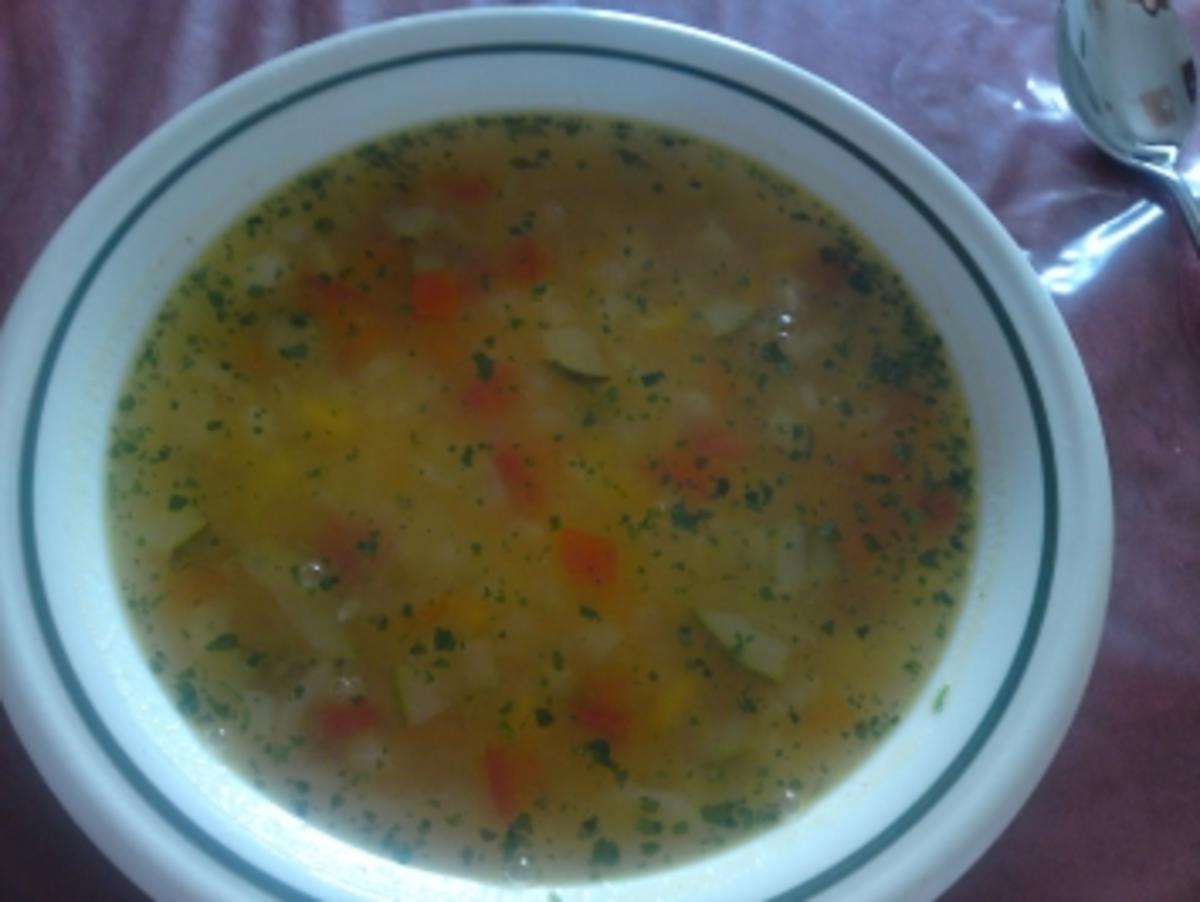 Klare Gemüsesuppe - Rezept mit Bild - kochbar.de