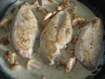 Riesling-Hähnchenschnitzel mit Pfifferlingen und Trauben - Rezept - Bild Nr. 3