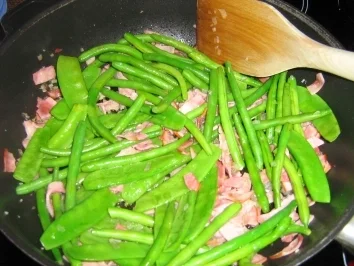 Rezept: Pfifferling-Bohnen-Gemüse an Tagliatelle Bild Nr. 8 Pfifferling-Bohnen-Gemüse an Tagliatelle - Rezept - Bild Nr. 8