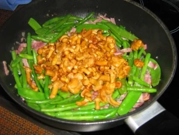 Rezept: Pfifferling-Bohnen-Gemüse an Tagliatelle Bild Nr. 9 Pfifferling-Bohnen-Gemüse an Tagliatelle - Rezept - Bild Nr. 9