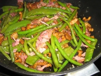 Rezept: Pfifferling-Bohnen-Gemüse an Tagliatelle Bild Nr. 10 Pfifferling-Bohnen-Gemüse an Tagliatelle - Rezept - Bild Nr. 10