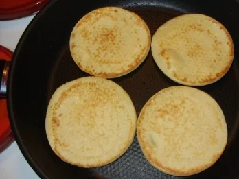 Rezept: Süßer Mini-Pfannkuchen-Turm Bild Nr. 3 Süßer Mini-Pfannkuchen-Turm - Rezept - Bild Nr. 3